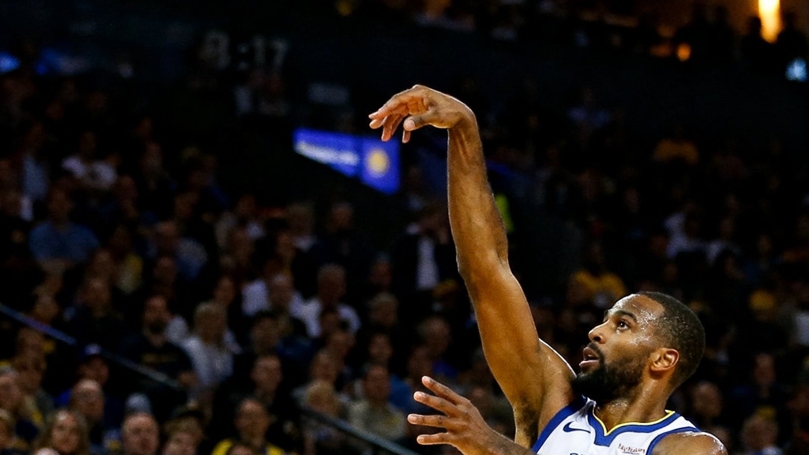 NBA总决赛第七场，球员在终场前2秒跳投出手，球即将离手的紧张瞬间，全场观众屏息凝视